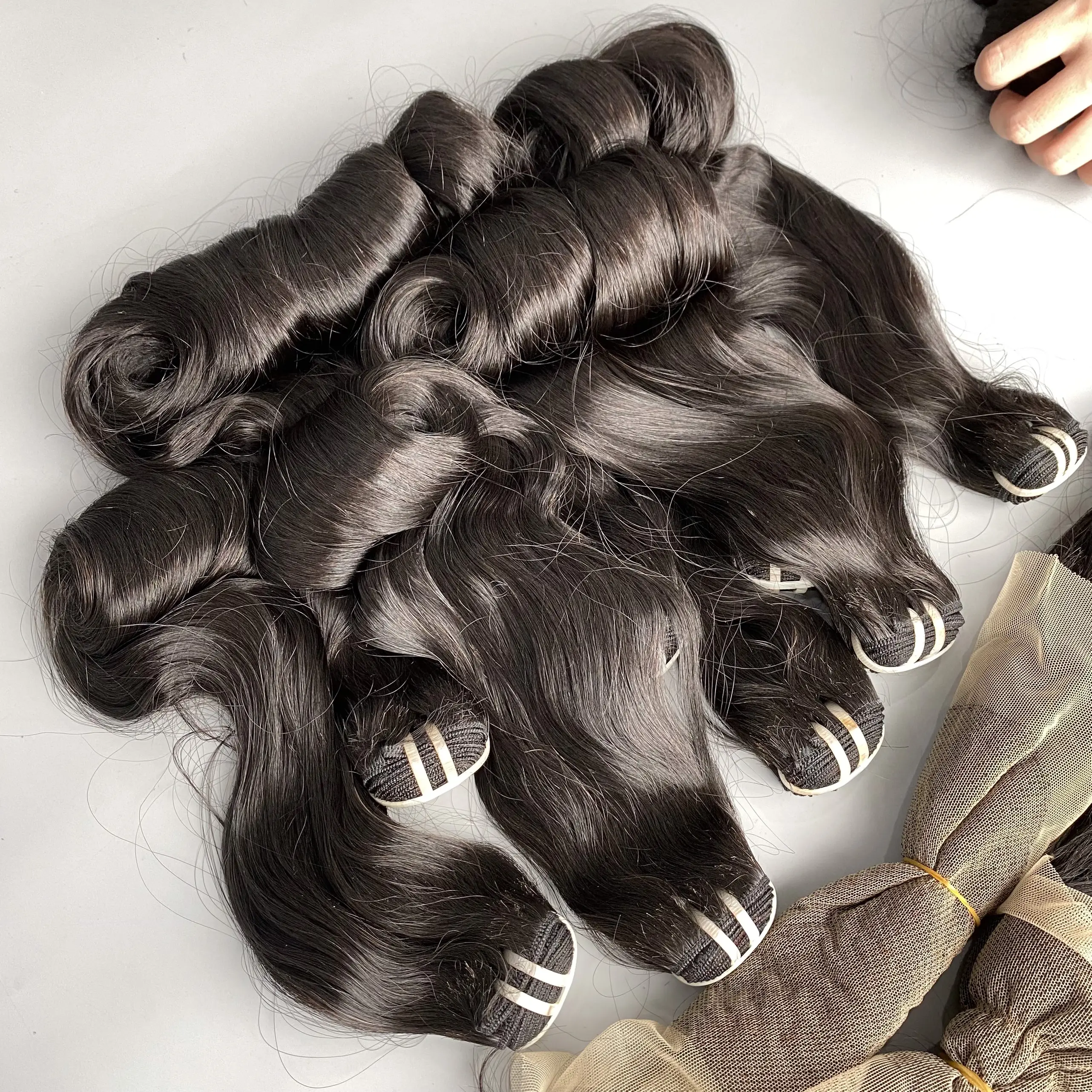 Лидер продаж, накладные вьющиеся волосы, 100% Необработанные вьетнамские человеческие волосы для наращивания, необработанные натуральные и черные волосы