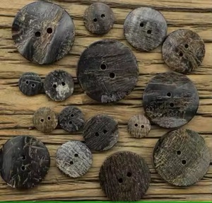 Boutons en cuir de corne de vache et de buffle naturels, design à 2 à 4 trous, technique polie, avec des cornes de bœuf - Product Image 4