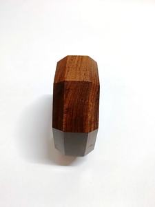 Brazaletes de madera hechos a mano de la mejor calidad con motivos tribales Joyería de declaración única para trajes bohemios Disponible al mejor precio - Product Image 6