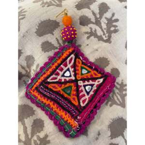 Pendientes de diamante con parche tribal Kutch, rosa de felpa, TRIBAL PATCH-PLUSH PINK DIAMOND - Product Image 2