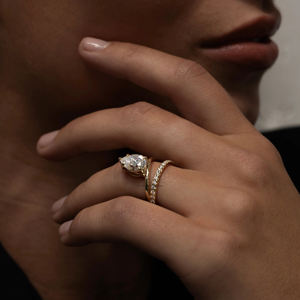 Anillo de compromiso de moissanita de corte de pera de 2 quilates Anillo solitario de pera alargado con diseño de doble banda en plata 925 chapada en oro - Product Image 4