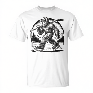 T-Shirt Retrò con Bigfoot e Sasquatch che Giocano a Hockey, Design Promozionale in Stile Sportivo Retrò - Product Image 2