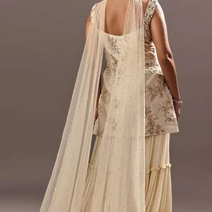 Juego de Georgette Kurta Sharara bordado OffWhite con trabajo de lentejuelas y Dupatta para ropa festiva de fiesta de boda - Product Image 5