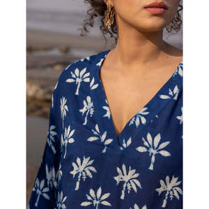 Chemise à capuche Tamanna Indigo, coupe ample, en viscose - Product Image 3