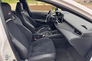 2025    T O Y O T A    GR  C o r o l l a . Caja de Cambios Automática de Bajo Kilometraje, Volante a la Izquierda, Neumáticos R20, Estado Oscuro - Product Image 2