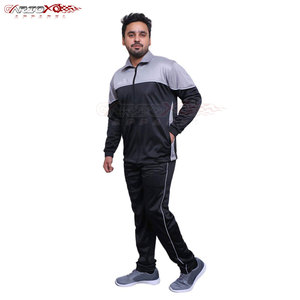 Chándal ligero de poliéster para hombre con rayas laterales y ajuste de rendimiento para movimiento diario, chándal de poliéster personalizado para hombre - Product Image 4