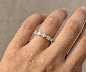 แหวนมอสซาไนต์ทรงลูกแพร์ 1 กะรัต แบบครึ่งวงแหวนสไตล์วินเทจ Lurba Jewels ทองคำแท้ 14K สีเหลือง สามารถสวมซ้อนกับแหวนแต่งงานหรือแหวนหมั้นได้ - Product Image 5