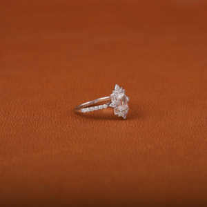 Anillo de compromiso solitario de diamante cultivado en laboratorio de corte esmeralda, Oro Sólido de 14 quilates con pera y acento de corte redondo, anillo de diamantes, regalo para mujer - Product Image 2