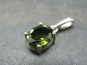 Auténtico colgante de moldavita checa auténtica de 0,8 pulgadas y 1,2 gramos de estilo Vintage en joyería de plata de ley chapada en oro - Product Image 5