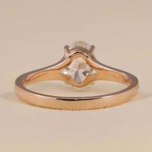 Bague de fiançailles solitaire en diamant de laboratoire taille ovale, design à tige fendue, argent sterling/or blanc, clarté VS1, bague en argent sterling 925 - Product Image 2