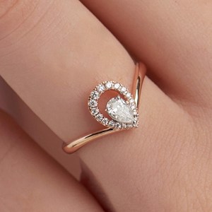 Anillo de compromiso con halo de diamantes cultivados en laboratorio con corte de pera en forma de lágrima, anillo de diamantes a juego con banda de boda curva tipo chevron para mujer - Product Image 1