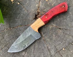 Couteaux d'extérieur à lame en acier damas faits à la main avec manche en bois d'olivier personnalisable OEM pour la chasse au camping Skinner. - Product Image 4
