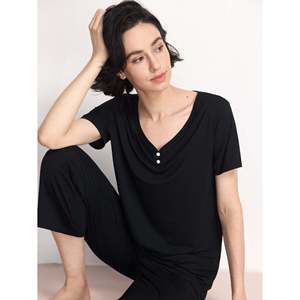 Ensemble de vêtements de détente d'été haut de gamme personnalisé : Robe de nuit à col en V et manches courtes & Pantalon court en bambou doux tricoté avec bordure en dentelle et élasthanne - Product Image 4