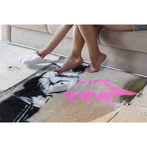 Tapis imprimé - Design unique de graffiti d'ange de Banksy, cadeau pour le couloir de bureau, tapis doux non tissé - Product Image 3