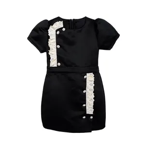 2024 नए आगमन विंटेज बेबी गर्ल सीधी पोशाक, काले रंग की छोटी आस्तीन, सफेद फीता और बटन पैटर्न केरी ड्रेस