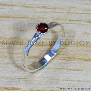 แหวนแต่งงานผู้หญิงเงินแท้ 925 ประดับพลอยโกเมนสีแดงทรงกลมแบบฝังขอบ  รับผลิตตามสั่ง ขายส่งเครื่องประดับ แหวนวงเรียบแบบคลาสสิก - Product Image 1