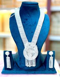 Conjunto de Collar Floral Tradicional Chapado en Oro con Pendientes a Juego |   Joyería de Imitación Nupcial India al por Mayor Modelo 23255 - Product Image 2