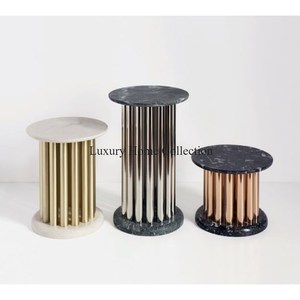 Table d'appoint de conception de cône de couleur noire avec équipement de boules de couleur dorée - Product Image 5