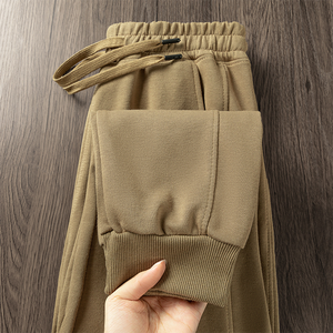 กางเกงกีฬาผู้ชายทรงหลวม สไตล์เรโทร สีพื้น เรียบง่าย สวมใส่สบาย เหมาะกับฤดูใบไม้ร่วง - Product Image 3