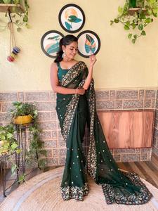 Vente en gros de sari en soie travaillé avec broderie de séquences élégantes avec chemisier pour les occasions de fête et de mariage d'Inde - Product Image 3