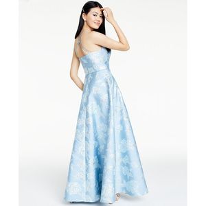 Abito da sera Nightway blu floreale in broccato, taglia 4, lussuoso, da festa, linea ad A, in raso, con spalline sottili, lunghezza al pavimento, con fiori naturali, ODM - Product Image 2