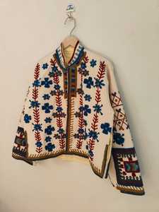 Chaqueta Bomber de Terciopelo Bordada a Mano Blanca, Estilo Folk Art Suzani, Reversible, Transpirable, Corta, Ropa de Abrigo de Invierno, Rajasthan - Product Image 2