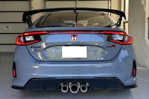 Vagoneta Deportiva de Alto Rendimiento 2024 Usada, Ultra-Lujo, Motor de Aspiración Natural, Automática, 4 Plazas, Equipada para Pista, Asientos de Cuero - Product Image 2