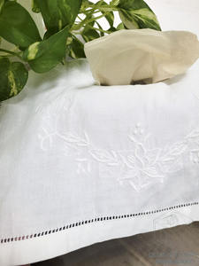 Cubierta de caja de pañuelos Floral blanca bordada personalizada cubierta de caja de pañuelos rectangular Hemstitch 100% decoración de lino blanco para el hogar y el Hotel - Product Image 3