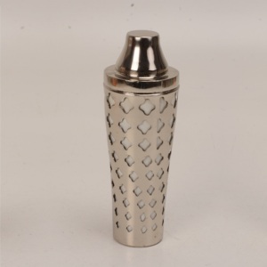 Shaker à cocktail élégant en acier inoxydable avec design de découpe complexe et finition polie - Product Image 1