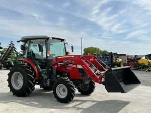 Tractor Massey Ferguson 2855M 2021, 171 Horas, Cabina con Calefacción y Aire Acondicionado, Transmisión de 12 Velocidades, Power Shuttle, Cargador MF FL2814, Cucharón de Acoplamiento Rápido de 72 Pulgadas - Product Image 1
