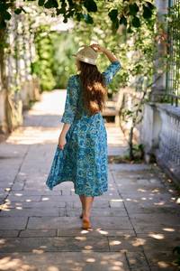 ชุดเดรสเลอาทำมือ สไตล์โบฮีเมียน ความยาวระดับน่อง พิมพ์ลายดอกไม้ด้วยมือ สีน้ำเงิน-น้ำตาล สำหรับใส่ลำลองหรือโอกาสพิเศษ - Product Image 5