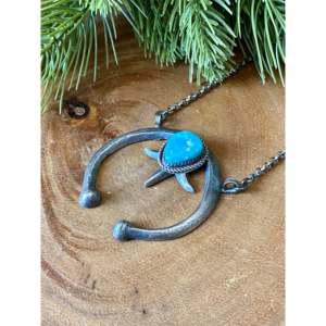 Collier Greg James Kingman en or rose 14 carats avec pendentif Naja, serti de turquoise et de diamants, chaîne en or plaqué rhodium - Product Image 4