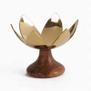 Portavelas de aluminio hecho a mano con base de madera para el hogar, restaurante, boda y fiesta, fabricado en hierro - Product Image 1