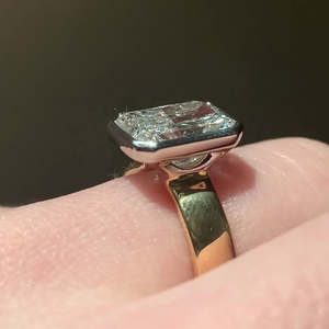 Anillo de Diamante Radiante Certificado por IGI de 3.00ct con Engaste de Bisel en Oro Amarillo y Blanco de Dos Tonos - Product Image 3