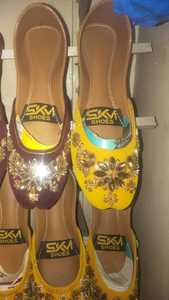 Pantoufles Khussa de mariée en velours brodé Unique fait à la main perlé dames Khussa confortable semelle en cuir chaussures ethniques - Product Image 3