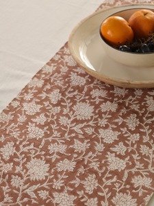 Chemin de table double couche en toile slub premium imprimée au bloc, motif floral, avec pompons, style damassé tissé, blanc floral pour salle à manger - Product Image 6