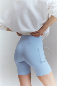 Pantalones cortos de ciclismo para mujer de marca personalizada azul claro con diseño de logotipo de bolsillo móvil pantalones cortos para correr impresos - Product Image 3