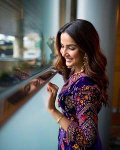 Tenue de fête de mariage de créateur lourd indien velours pur beau haut de travail brodé et palazzo avec dentelle fantaisie travail Dupatta - Product Image 2