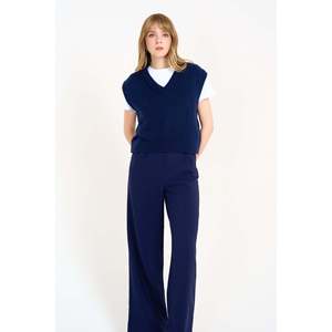 Pull uni à col en V bleu marine - Product Image 1