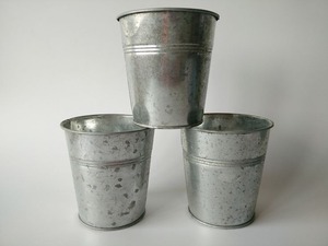 Cubo de maceta de acero galvanizado con tema de retrete tradicional ideal para configuraciones de porche vintage e ideas de jardín rústico - Product Image 3