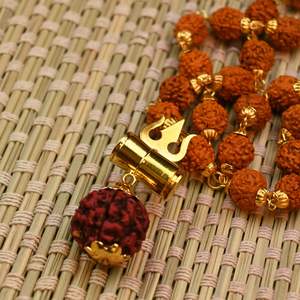 Rudraksha Mala pulido con Shiv Trishul & Damru Colgante Estilo tradicional - Product Image 1