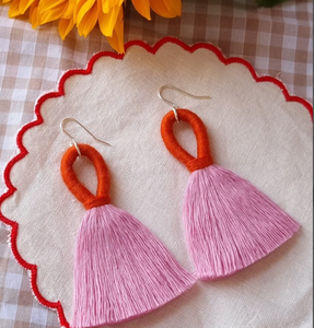 Boucles d'oreilles à franges et pompons artisanales, orange et rose, style statement - Dorées - Longues - Product Image 1