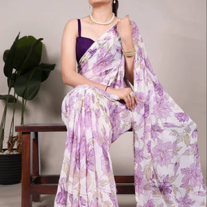 Sari léger à imprimé floral de Style traditionnel avec chemisier en soie Moonga et bordure en dentelle perlée pour la fonction de réception de fête - Product Image 1