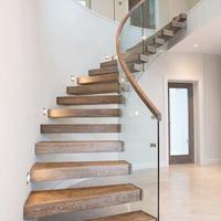 Escalier incurvé intérieur de luxe haut de gamme par CBMmart, sur mesure pour appartement et villa