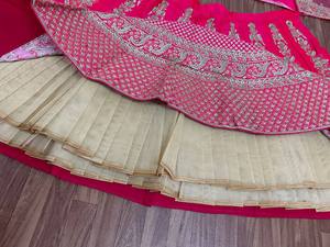 Lehenga <span class=keywords><strong>Choli</strong></span> berenda elegan: Set Bandhej Lehenga <span class=keywords><strong>Choli</strong></span> bergaya dengan kain merah muda panas tradisional amber Lehenga <span class=keywords><strong>Choli</strong></span>: merah muda