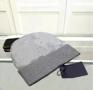 Gorros de invierno unisex de moda con logotipo personalizado | Sombrero de punto con puños para hombres y mujeres | Proveedor OEM ODM | Pedido a granel | MOQ bajo - Product Image 1