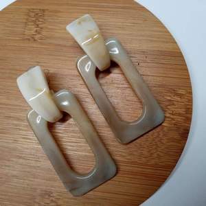 Joyería ecológica de cuerno para mujeres que buscan pendientes únicos hechos de cuerno de búfalo natural - Product Image 4