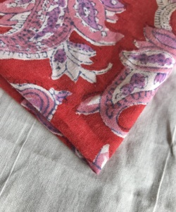 CHHAAPE Tissu en coton imprimé à la main pour femme, motif floral Paisley rouge, lavande et blanc |   Textile traditionnel indien - Product Image 2