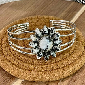 Brazalete de racimo de Búfalo Blanco de plata de ley único, joyería artesanal hecha a mano, regalo para su estilo bohemio - Product Image 1