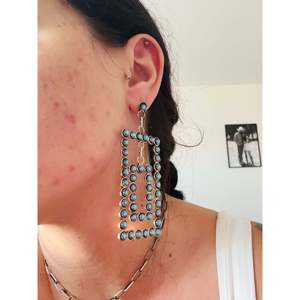 Boucles d'oreilles pendantes Zuni faites à la main en turquoise de Kingman et argent sterling, design géométrique - Product Image 2